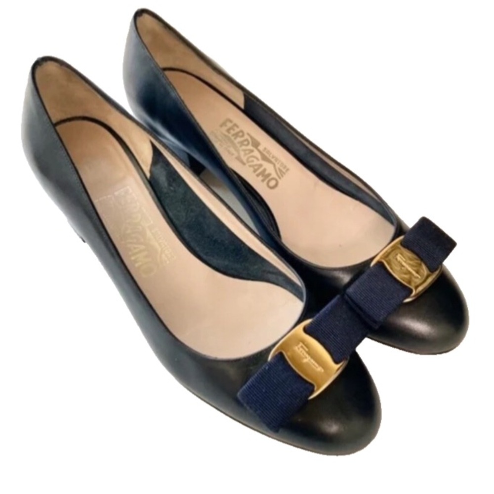 Salvatore Ferragamo Gold and navy blue Italy classic 2 pair 8.5C sold